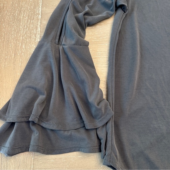 Green Envelope Gray Long Sleeve Ruffled Blouse - Picture 4 of 10